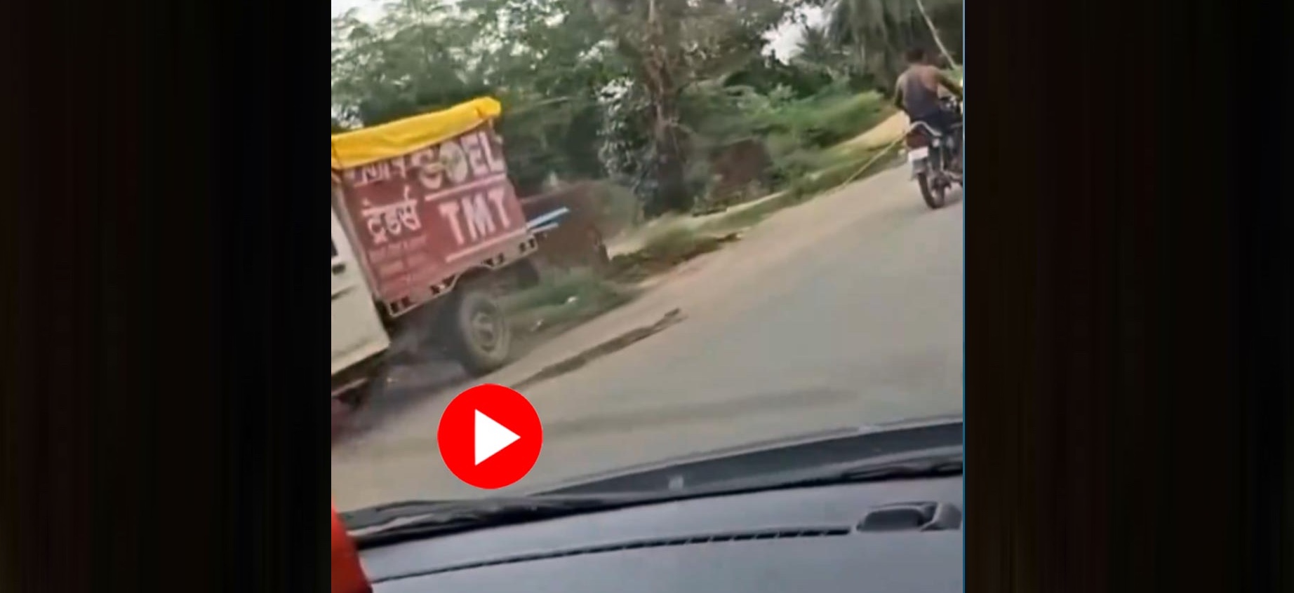 বাইকের সঙ্গে বিশাল অজগর বেঁধে টেনেহিঁচড়ে নিয়ে চলেছেন যুবক! 1