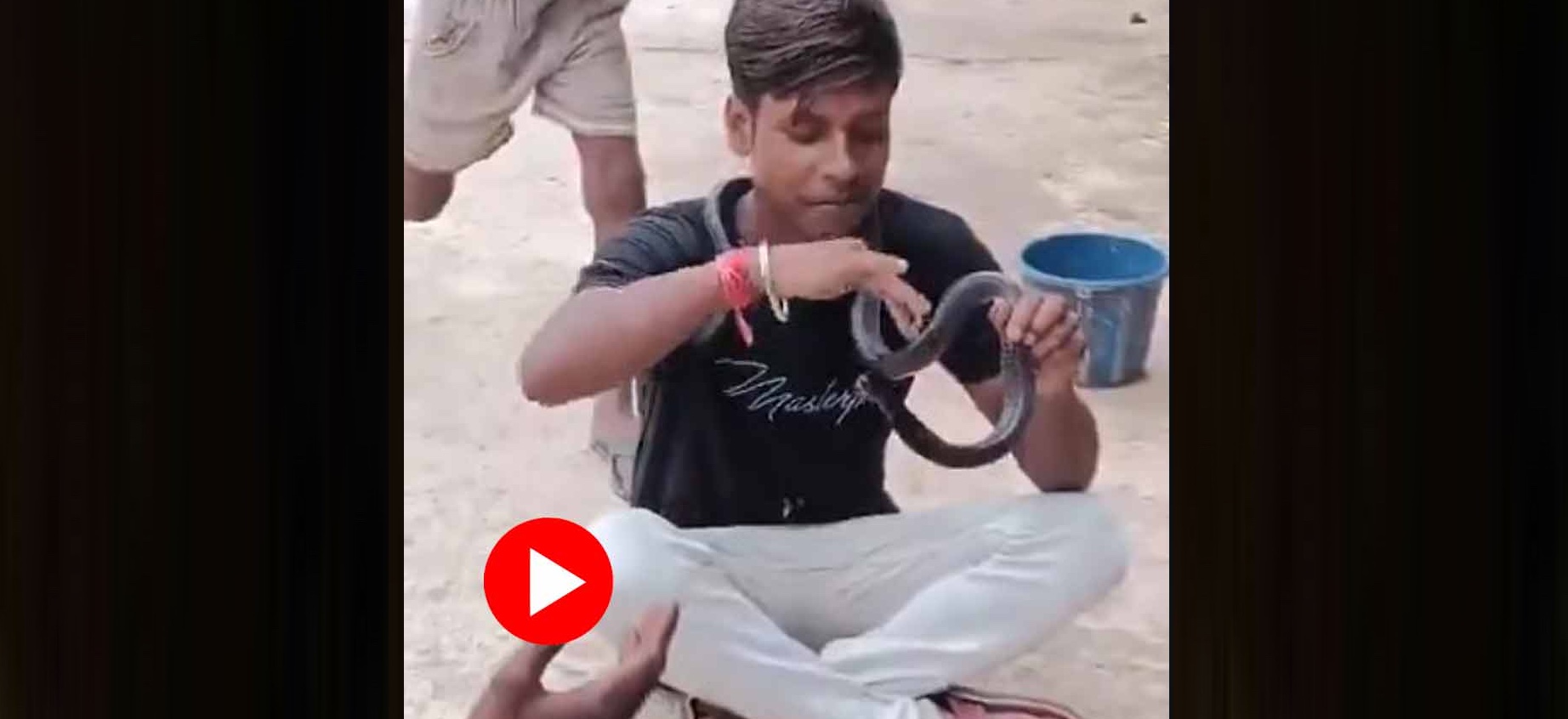 নাগপঞ্চমীর দিন সাপ গলায় জড়িয়ে রিল বানাতে গিয়ে কামড় খেলেন যুবক! 28