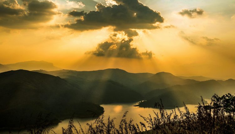 পাহাড়-পর্বত ও লেক সব মিলিয়ে এক নৈসর্গিক প্রাকৃতিক দৃশ্য 5