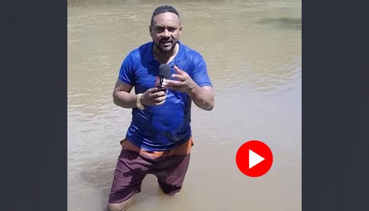 নিখোঁজ কিশোরীর খবর করতে নদীতে নেমে পানির তলায় ওই কিশোরীর দেহেই পা পড়লো সাংবাদিকের! 1 নিখোঁজ কিশোরীর খবর করতে নদীতে নেমে পানির তলায় ওই কিশোরীর দেহেই পা পড়লো সাংবাদিকের! 1