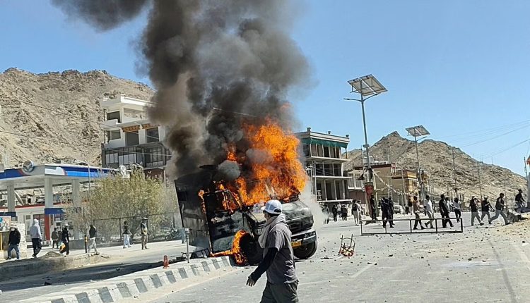 লাদাখে জেন-জিদের সহিংস বিক্ষোভে চ্যালেঞ্জে মোদি সরকার? 2