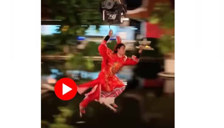 সময় বাঁচাতে গ্রাহকদের কাছে ‘উড়ে উড়ে’ খাবার পৌঁছে দিচ্ছেন রেস্তরাঁকর্মী [ভিডিও] 17