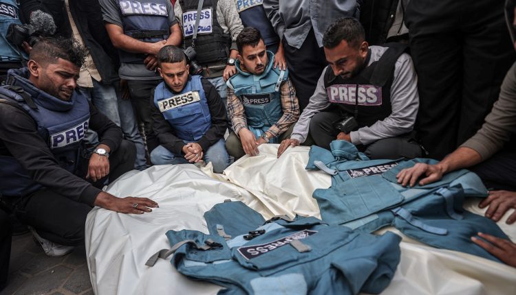 গাজায় ইসরায়েলি হামলায় এ পর্যন্ত ২৪৮ সাংবাদিক নিহত 1 গাজায় ইসরায়েলি হামলায় এ পর্যন্ত ২৪৮ সাংবাদিক নিহত 1