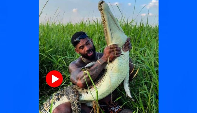 এক তরুণ খালি হাতে চেপে ধরলেন কুমিরের গলা! 1 এক তরুণ খালি হাতে চেপে ধরলেন কুমিরের গলা! 1