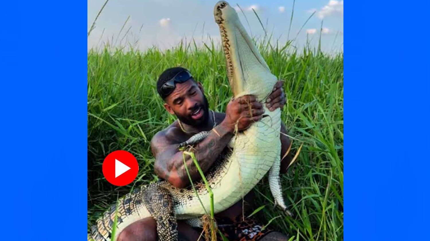 এক তরুণ খালি হাতে চেপে ধরলেন কুমিরের গলা! 1