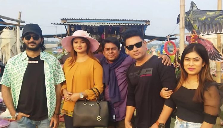 দুর্গাপূজায় মুক্তি পাচ্ছে ‘ব্যাচেলর ইন ট্রিপ’ 1 দুর্গাপূজায় মুক্তি পাচ্ছে ‘ব্যাচেলর ইন ট্রিপ’ 1