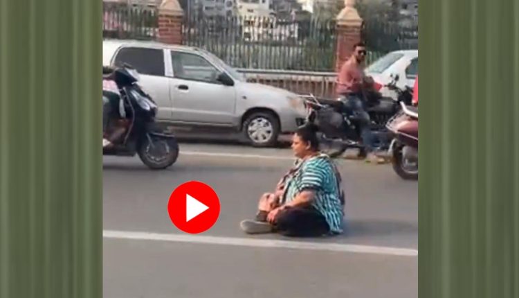 কুড়ি টাকায় মাত্র চারটে ফুচকা কেনো? ৬টি না পাওয়ায় রাস্তায় বসে কান্না তরুণীর! 1 কুড়ি টাকায় মাত্র চারটে ফুচকা কেনো? ৬টি না পাওয়ায় রাস্তায় বসে কান্না তরুণীর! 1