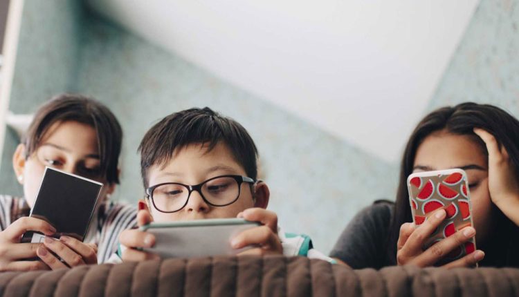 সন্তানদের মোবাইল ব্যবহারে কিভাবে সতর্ক হবেন 1 সন্তানদের মোবাইল ব্যবহারে কিভাবে সতর্ক হবেন 1