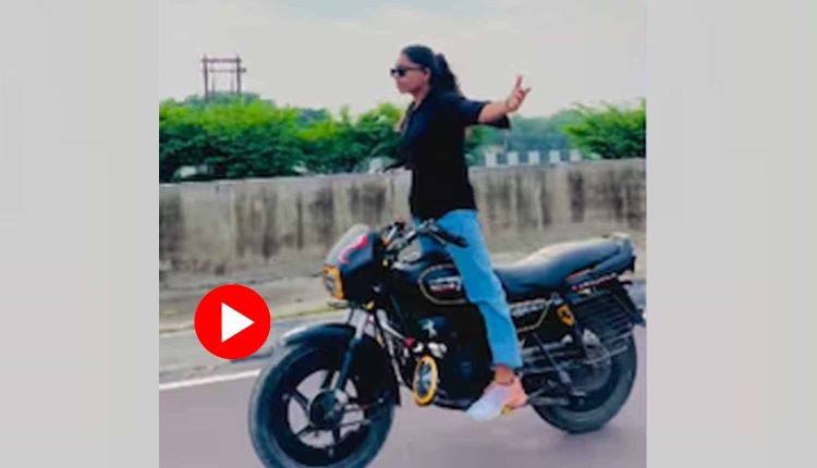 হাত ছেড়ে চলন্ত বাইকে দাঁড়িয়ে কায়দাবাজি তরুণীর: ২০ হাজার জরিমানা! 2