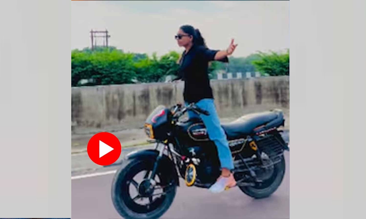 হাত ছেড়ে চলন্ত বাইকে দাঁড়িয়ে কায়দাবাজি তরুণীর: ২০ হাজার জরিমানা! 1