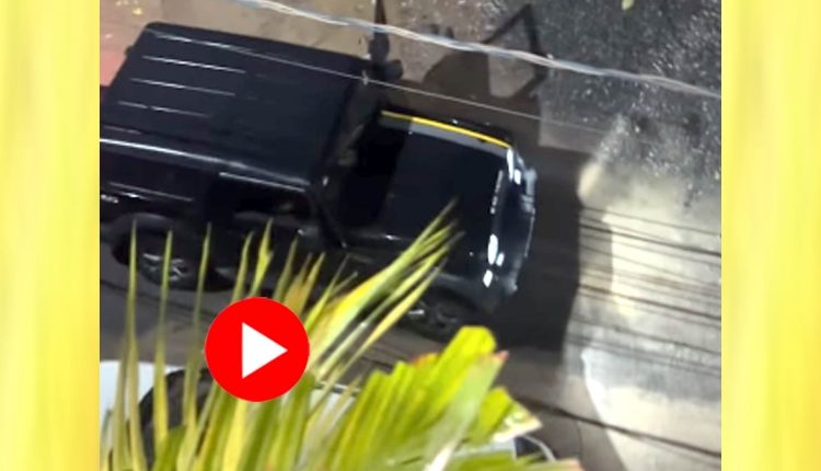 বিলাসবহুল এক গাড়িতে চেপে পণ্য দিতে এলেন ডেলিভারি কর্মী! 1 বিলাসবহুল এক গাড়িতে চেপে পণ্য দিতে এলেন ডেলিভারি কর্মী! 1