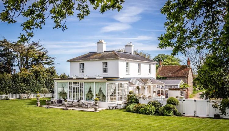 উপকূলের ধারে ৩৫ কোটির প্রাসাদ: মালিকানা পেতে খরচ হবে মাত্র ১১৮০ টাকা! 1 উপকূলের ধারে ৩৫ কোটির প্রাসাদ: মালিকানা পেতে খরচ হবে মাত্র ১১৮০ টাকা! 1