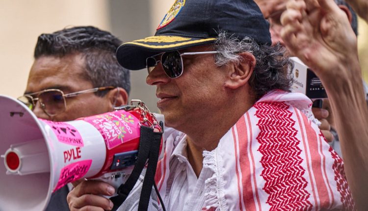 যুক্তরাষ্ট্রের ভিসা বাতিলে আমার কিছু যায় আসে না: কলম্বিয়ার প্রেসিডেন্ট 1 যুক্তরাষ্ট্রের ভিসা বাতিলে আমার কিছু যায় আসে না: কলম্বিয়ার প্রেসিডেন্ট 1