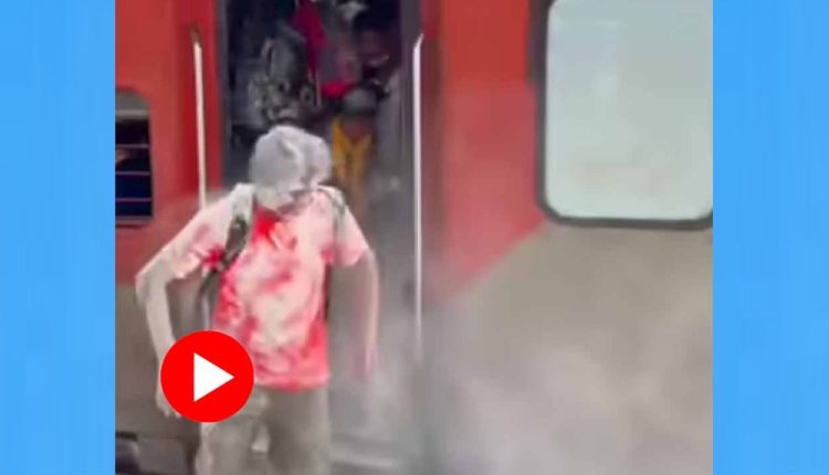 ভিড়ে ঠাসা টেনে উঠে যাত্রীদের গায়ে বস্তাভর্তি সাদা গুঁড়ো ঢেলে চম্পট এক তরুণের! 1 ভিড়ে ঠাসা টেনে উঠে যাত্রীদের গায়ে বস্তাভর্তি সাদা গুঁড়ো ঢেলে চম্পট এক তরুণের! 1