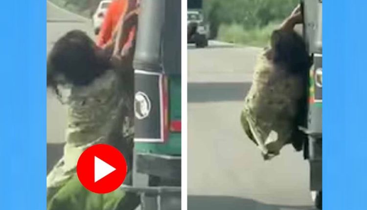 ছিনতাইকারীদের খপ্পর থেকে বাঁচতে চলন্ত অটো থেকে ঝুলে পড়লেন এক নারী! 1 ছিনতাইকারীদের খপ্পর থেকে বাঁচতে চলন্ত অটো থেকে ঝুলে পড়লেন এক নারী! 1