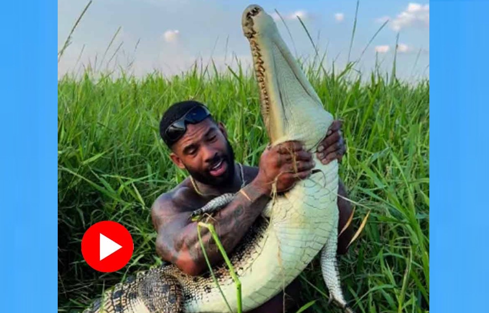 খালি হাতে চেপে ধরলেন হিংস্র সরীসৃপ কুমিরের গলা! 4