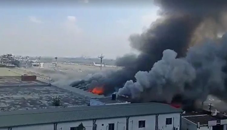 শাহজালাল বিমানবন্দরে ভয়াবহ আগুন: এখনও নিয়ন্ত্রণে আসেনি, কাজ করছে ৩৭ ইউনিট 1 শাহজালাল বিমানবন্দরে ভয়াবহ আগুন: এখনও নিয়ন্ত্রণে আসেনি, কাজ করছে ৩৭ ইউনিট 1