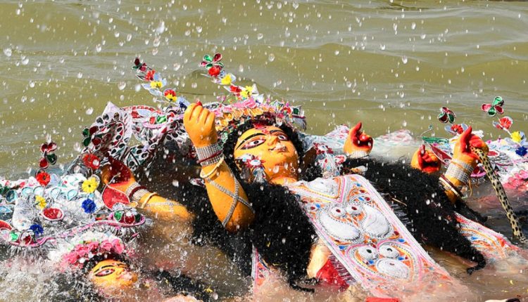 দেবী দুর্গার বিসর্জনের মধ্যদিয়ে দুর্গাপূজার সমাপ্তি 1 দেবী দুর্গার বিসর্জনের মধ্যদিয়ে দুর্গাপূজার সমাপ্তি 1