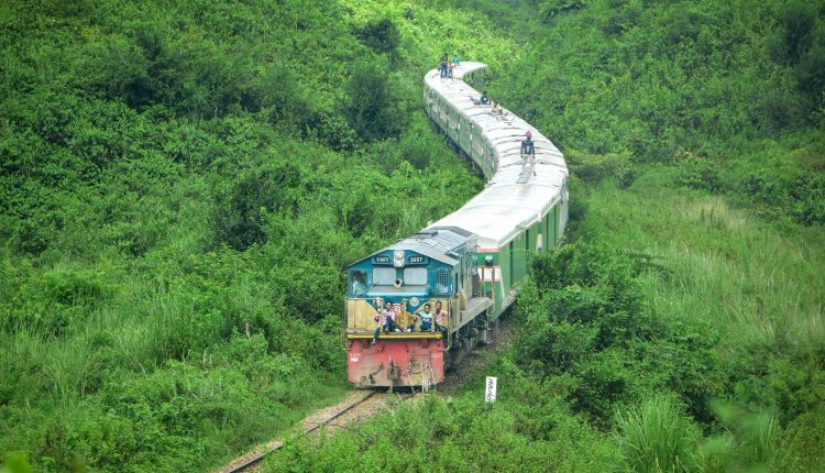 সাপের মতো একেবেঁকে চলেছে রেলগাড়ি! 1 সাপের মতো একেবেঁকে চলেছে রেলগাড়ি! 1
