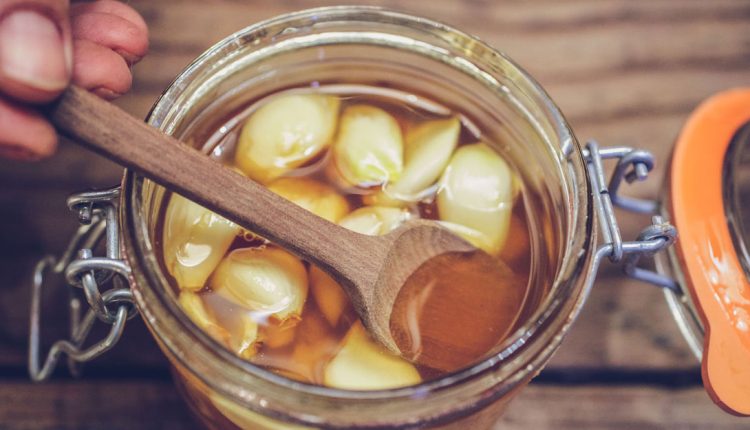 মধু ও রসুন খেলে যে উপকার পাবেন 1 মধু ও রসুন খেলে যে উপকার পাবেন 1