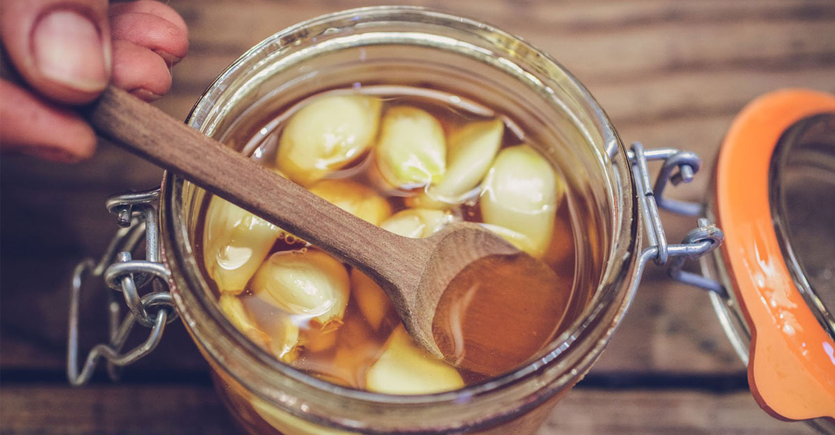 মধু ও রসুন খেলে যে উপকার পাবেন 1