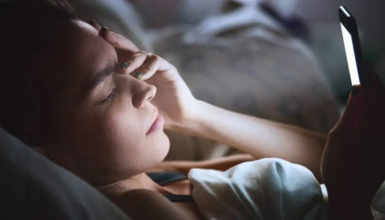 রাতে বেশি বেশি ফোন ব্যবহারের কারণে ঘুমের কী ব্যাঘাত ঘটতে পারে? 2