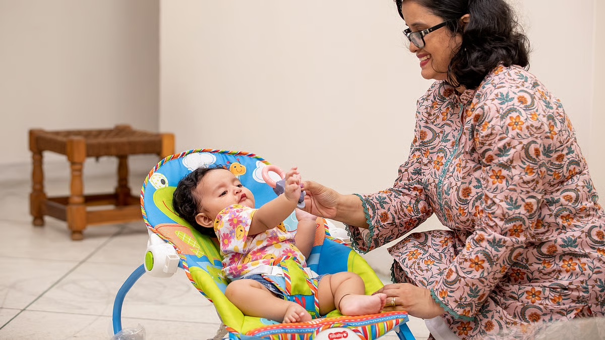 আপনার সন্তান কোল থেকে নামতে না চাইলে করণীয় কী? 1