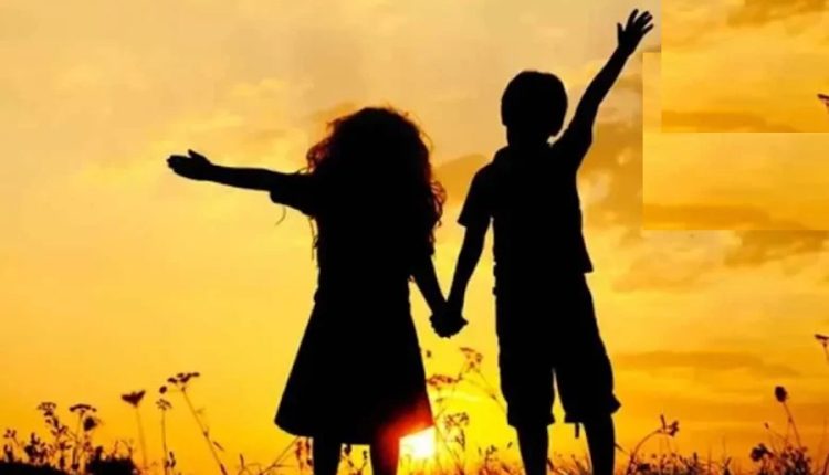 মা-বাবার মৃত্যুর পর ভাই-বোনদের মধ্যে যেসব কারণে দূরত্ব বাড়ে 1 মা-বাবার মৃত্যুর পর ভাই-বোনদের মধ্যে যেসব কারণে দূরত্ব বাড়ে 1