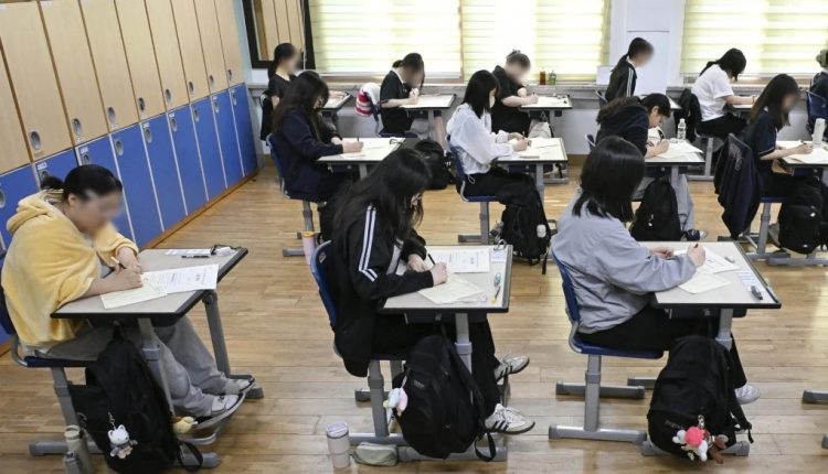 দক্ষিণ কোরিয়ায় শিক্ষক-অভিভাবক পরীক্ষার প্রশ্ন চুরি! 1