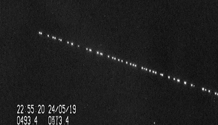 আকাশে রহস্যময় লাইটের সারি: আসলে এগুলো কী? 1