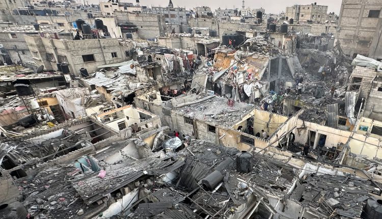 গাজার ১ লাখেরও বেশি ভবন সম্পূর্ণভাবে ধ্বংস করেছে ইসরায়েল 38