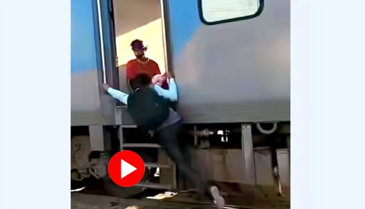 লেভেল ক্রসিং থেকে চলন্ত ট্রেনে উঠতে গিয়ে পা ফসকে পড়ে গুরুতর আহত তরুণ! [ভিডিও] 11