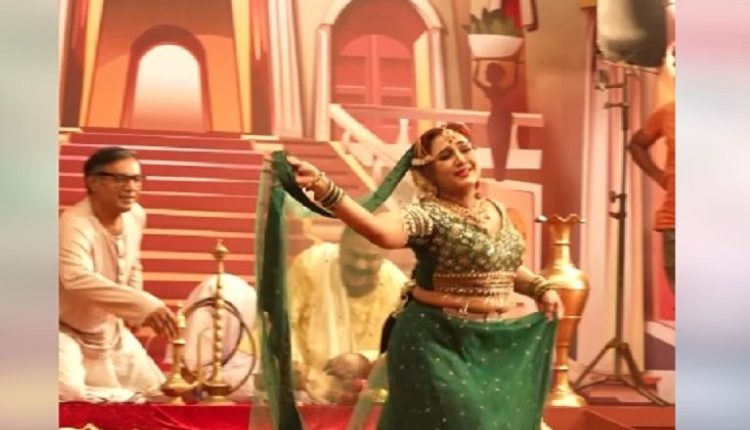 এক যুগ পর চলচ্চিত্রে ফিরেই আইটেম গানে নাচলেন পলি 1 এক যুগ পর চলচ্চিত্রে ফিরেই আইটেম গানে নাচলেন পলি 1