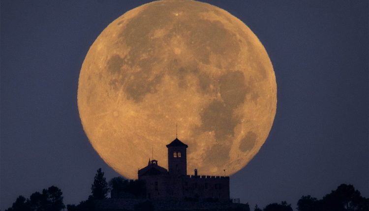 এক সৌন্দর্য ও আজবতার মিশ্রণ রেজার-লাইট পূর্ণিমা 2