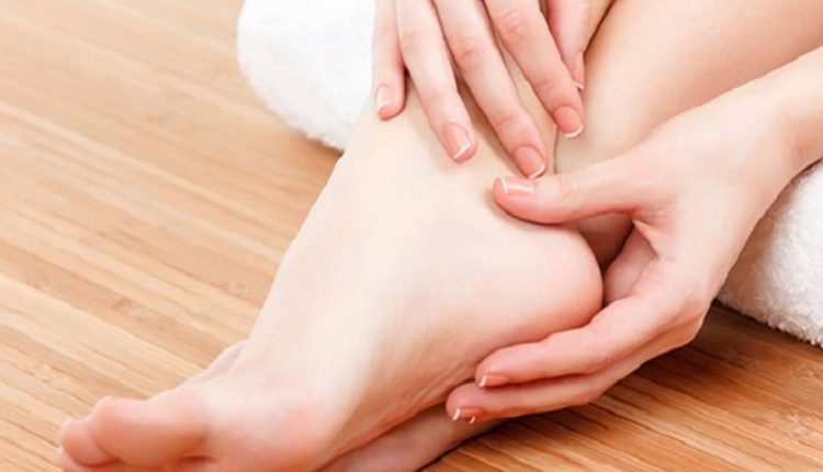 এই শীতে পা ফাটা থেকে রক্ষা পেতে যা করবেন 1