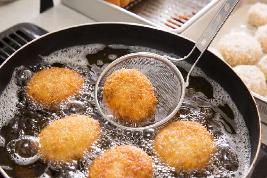 তেল দিয়ে তৈরি ভাজা–পোড়া এড়িয়ে চলবেন কেনো? 1