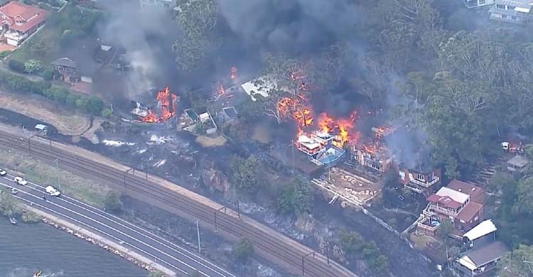 অস্ট্রেলিয়ায় দাবানলে ভয়াবহ ক্ষয়ক্ষতি 1 অস্ট্রেলিয়ায় দাবানলে ভয়াবহ ক্ষয়ক্ষতি 1