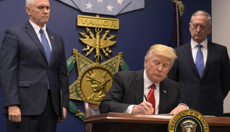 ফিলিস্তিনিসহ ৭ দেশের নাগরিকদের যুক্তরাষ্ট্রে প্রবেশে নিষেধাজ্ঞা জারি 1 ফিলিস্তিনিসহ ৭ দেশের নাগরিকদের যুক্তরাষ্ট্রে প্রবেশে নিষেধাজ্ঞা জারি 1