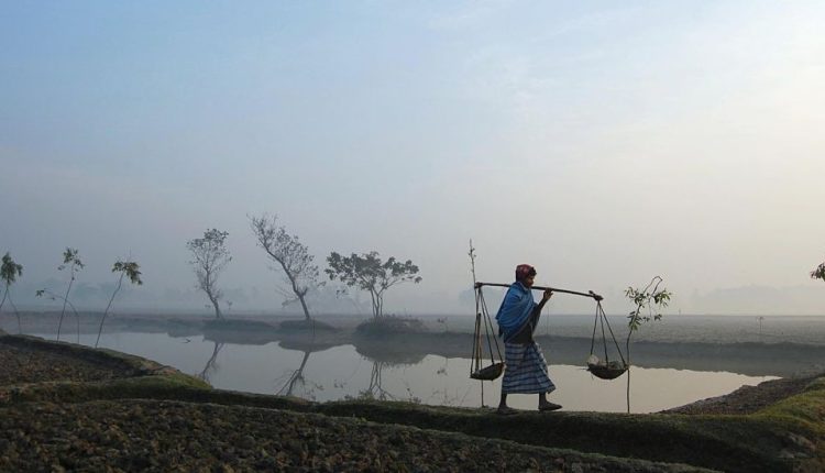 শীতে কর্মজীবি মানুষের পথচলা 1