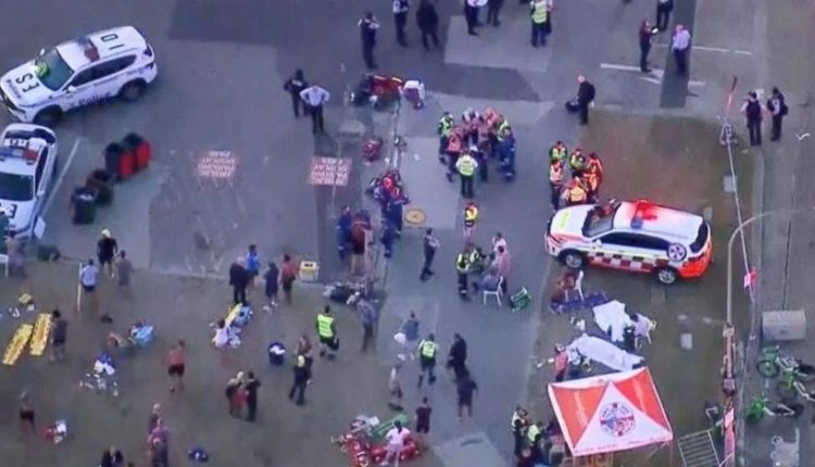 সিডনি’র বন্ডি বিচে ভয়াবহ টেরর হামলা 1 সিডনি’র বন্ডি বিচে ভয়াবহ টেরর হামলা 1