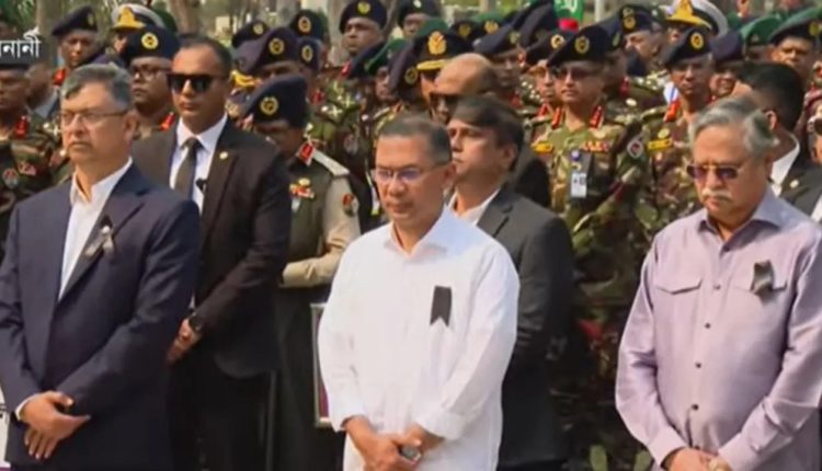 পিলখানা হত্যাকাণ্ড: শহীদদের কবরে রাষ্ট্রপতি ও প্রধানমন্ত্রীর শ্রদ্ধা 1 পিলখানা হত্যাকাণ্ড: শহীদদের কবরে রাষ্ট্রপতি ও প্রধানমন্ত্রীর শ্রদ্ধা 1