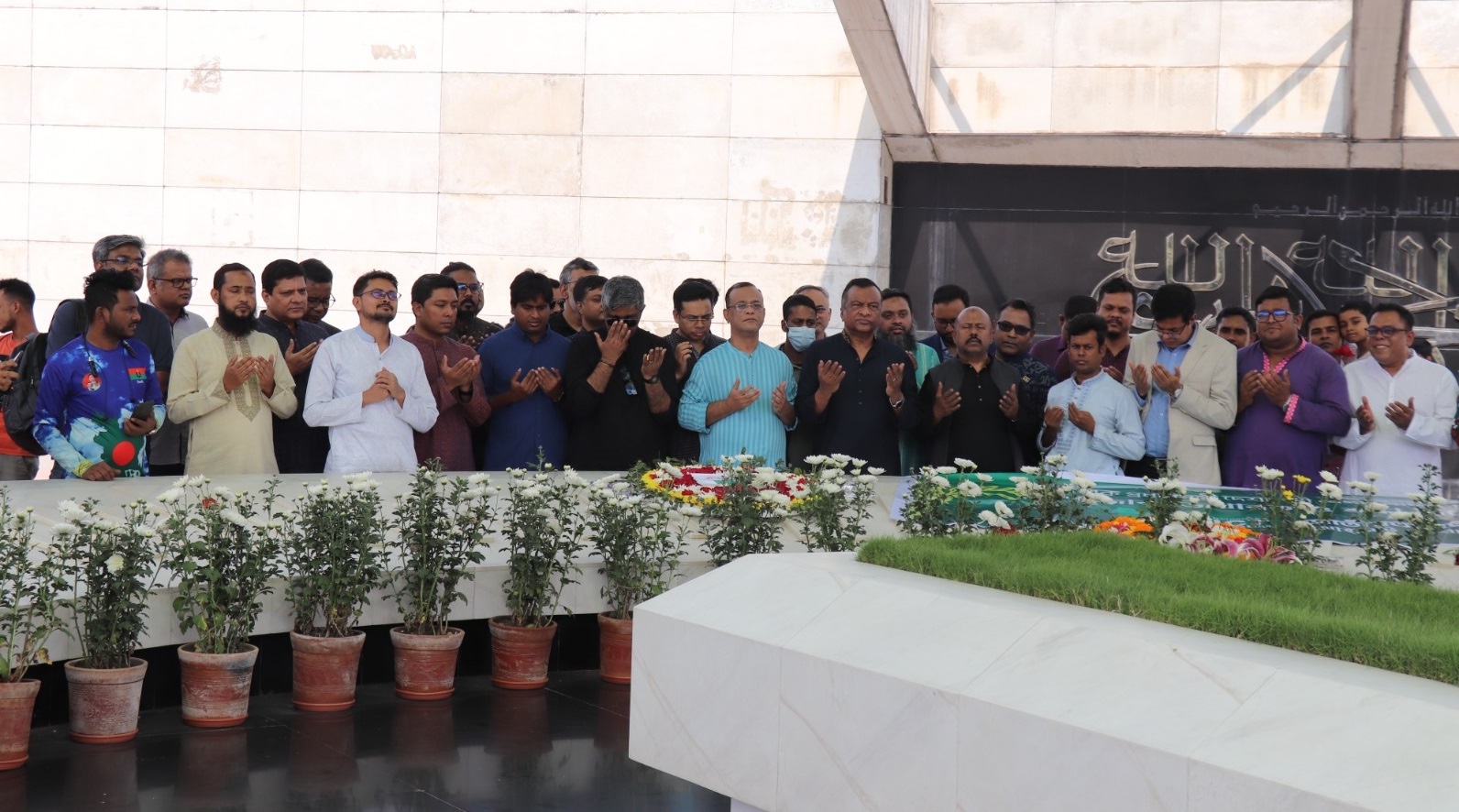 জাতীয়তাবাদী আইসিটি ফোরামের পক্ষ থেকে শহীদ জিয়া এবং খালেদা জিয়ার মাজারে শ্রদ্ধা নিবেদন 1