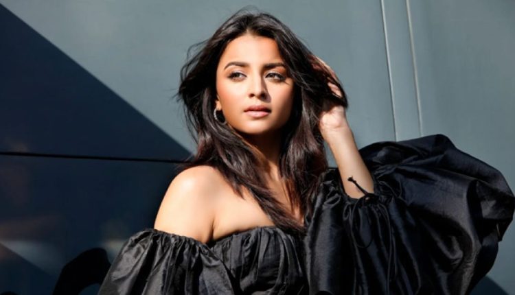 বস্তিতেই কেটেছে শৈশব: সেই মহিমা এখন মুম্বাইয়ে দুই বাড়ির মালিক 1