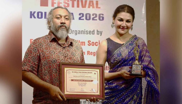 কলকাতায় পঞ্চম ওয়ার্ল্ড ফিল্ম ফেস্টিভ্যালে বাংলাদেশের দুই সিনেমা পুরস্কার জিতলো 1 কলকাতায় পঞ্চম ওয়ার্ল্ড ফিল্ম ফেস্টিভ্যালে বাংলাদেশের দুই সিনেমা পুরস্কার জিতলো 1